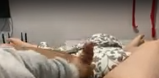 Esposa masturba a su marido pensando en amantes mejor dotados